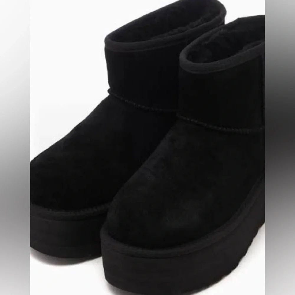 Authentic UGG Classic mini Platform Boots Black Size 9 New